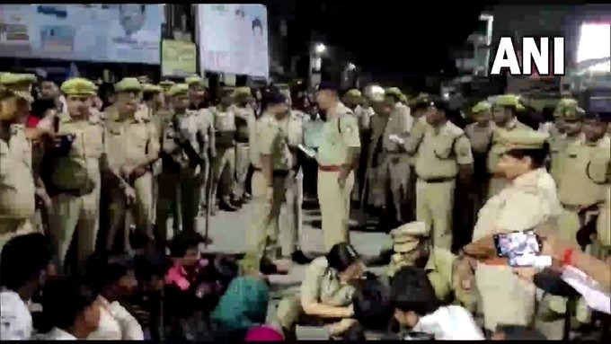 Uproar over the red-murder case in UP's Lakhimpur! Two daughters were killed and hanged on a tree