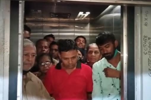 Vadodara's Gotri Hospital averted a major accident! 15 people were trapped in the lift due to malfunction