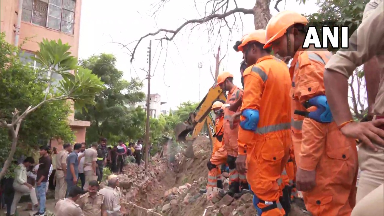 Big tragedy in Noida! 4 killed as wall collapses while cleaning drains