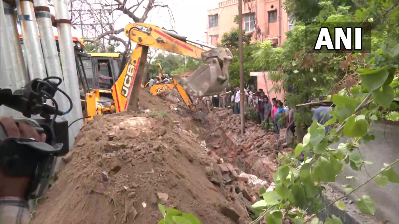 Big tragedy in Noida! 4 killed as wall collapses while cleaning drains
