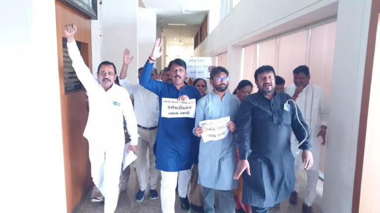 Uproar in the Legislative Assembly for the second consecutive day! On the Lumpy Virus issue, the opposition staged a walkout with loud slogans