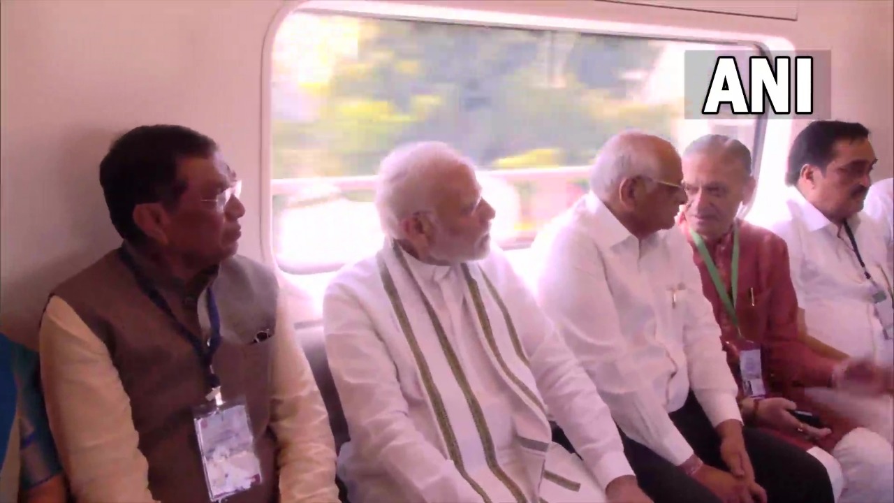 Modi giving a metro gift to Ahmedabad! Prime Minister Modi enjoyed a ride in the metro train