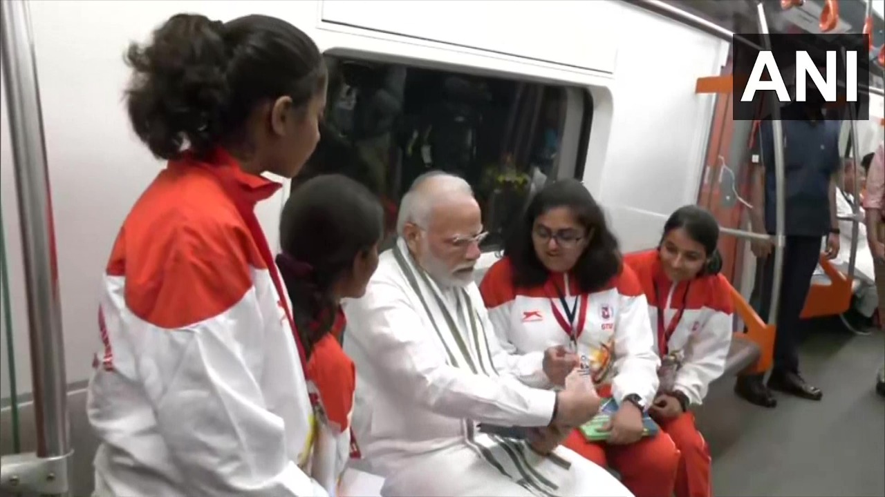 Modi giving a metro gift to Ahmedabad! Prime Minister Modi enjoyed a ride in the metro train