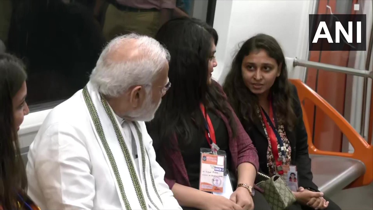 Modi giving a metro gift to Ahmedabad! Prime Minister Modi enjoyed a ride in the metro train