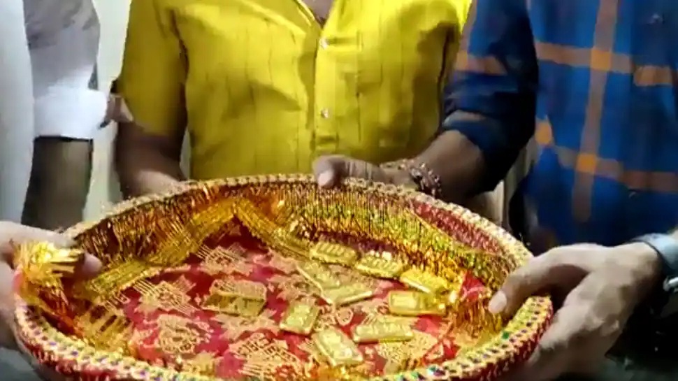 A waterfall of donations flowed in the pilgrimage Ambaji! The devotee donated one kilo of gold and a necklace