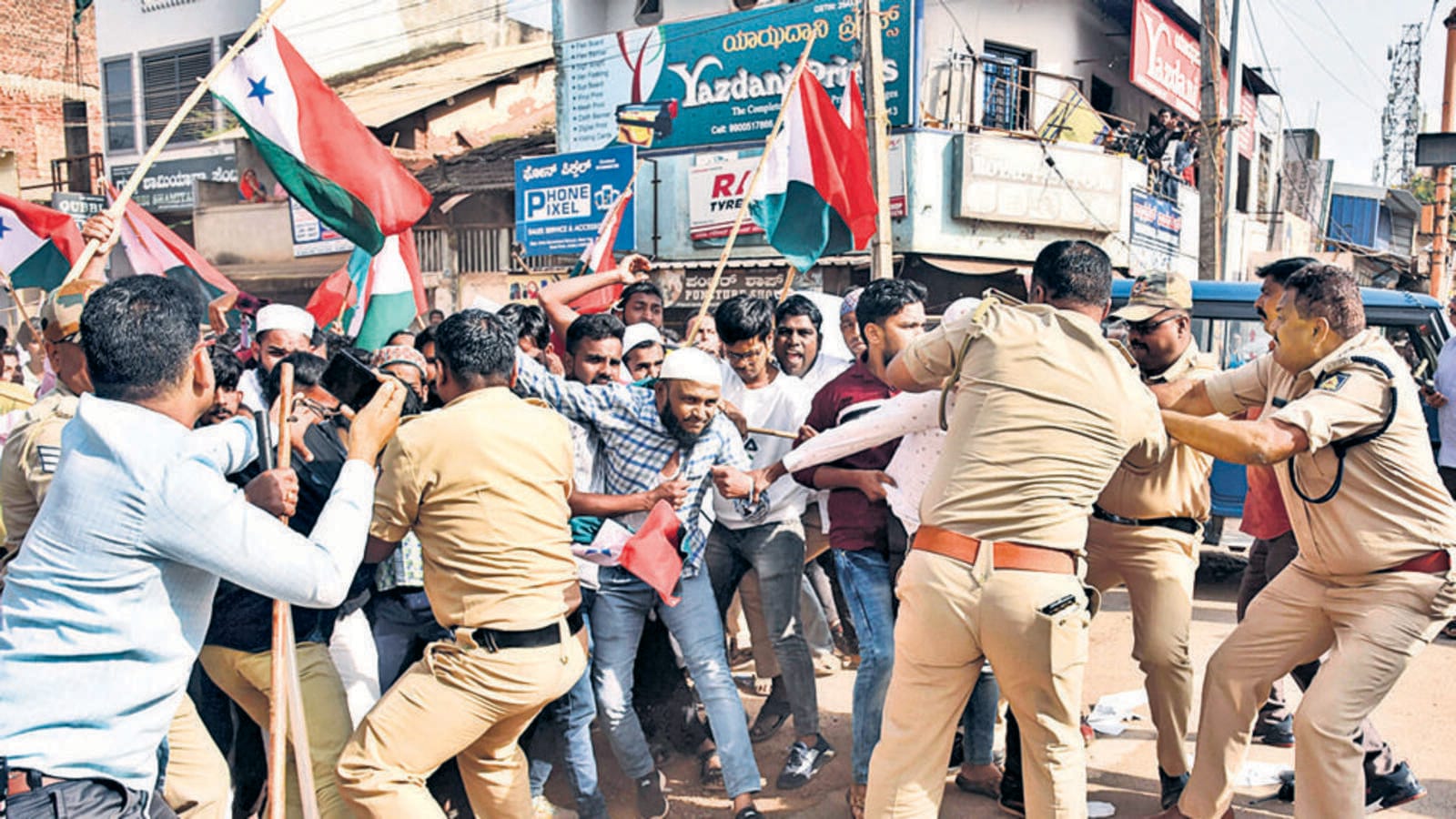 Kerala shutdown in protest against PFI raid, vandalism in several cities, police and BJP office attacked