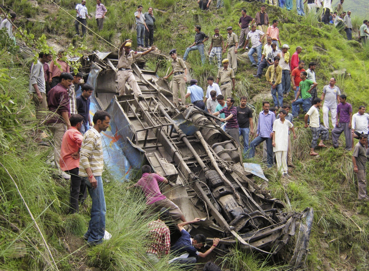 In the tail of Kashmir, the mini bus fell into the ditch! 11 died in the accident