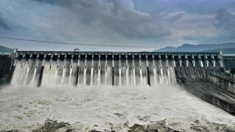 Sardar Sarovar Dam's surface has increased! 1.68 meters left in maximum height now