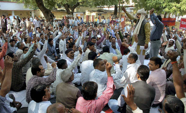 Government employees will pen down in Gujarat today! Will go on strike from 27th