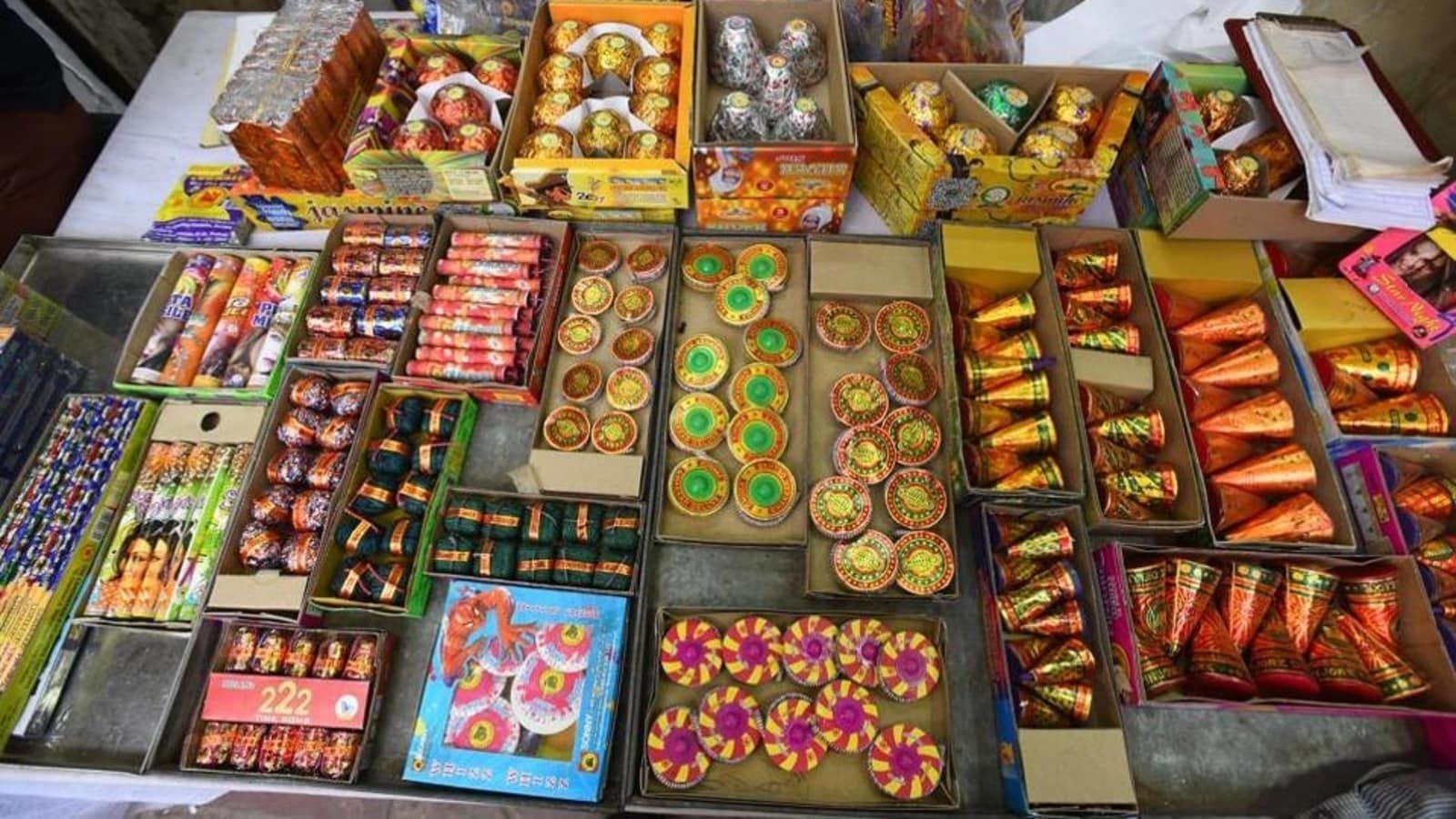Delhi will celebrate Diwali without crackers this year too! The Kejriwal government imposed a ban till this date