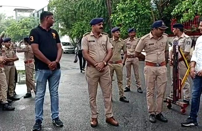 Hookah bar caught in Surat! Police seized more than 5 lakhs