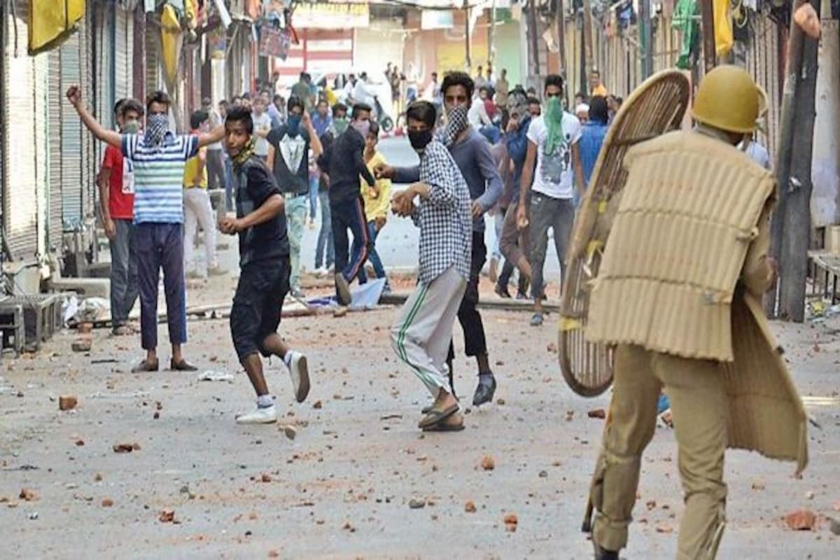 Stone pelting happened in Vadodara after farming! As the communal riots, tension arose