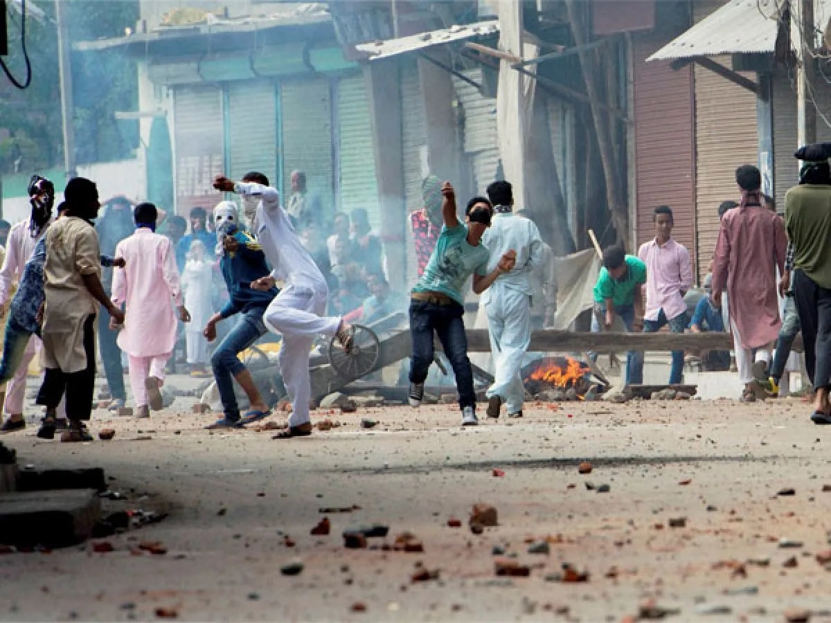 The incident of stone pelting during Navratri in Undhera village of Kheda district came to light!