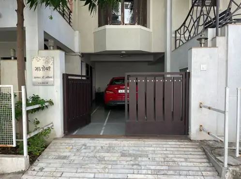 In Rajkot, the Nepalese watchman and his friends took the house owner's son hostage! The theft of millions