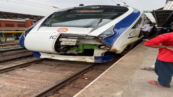 નવી શરૂ થયેલી ‘વંદે ભારત ટ્રેન’ને અમદાવાદ નજીક અકસ્માત નડ્યો The newly started 'Vande Bharat Train' met with an accident near Ahmedabad