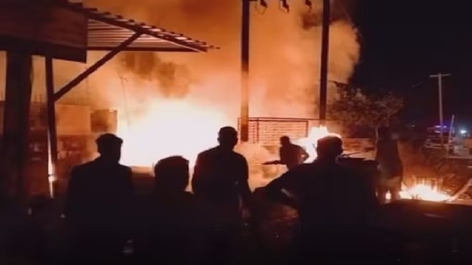 A severe fire broke out in a residential area in Gir Somnath! There was a stampede among the people