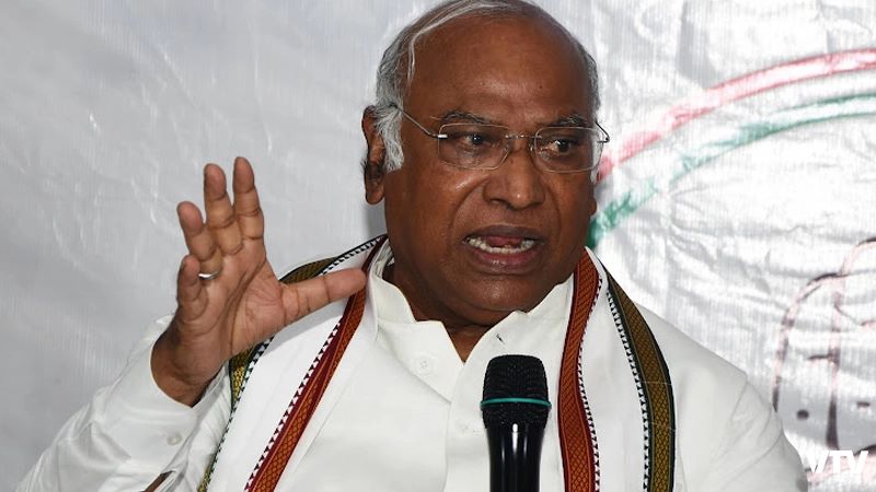 Mallikarjun Kharge's crown as the new president of the Congress! After 24 years, the Gandhi family came to the helm of an outsider