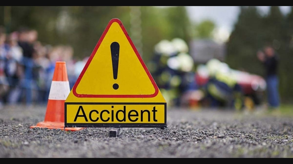 4 people died in a traffic accident on the Agra-Lucknow Expressway in Uttar Pradesh!