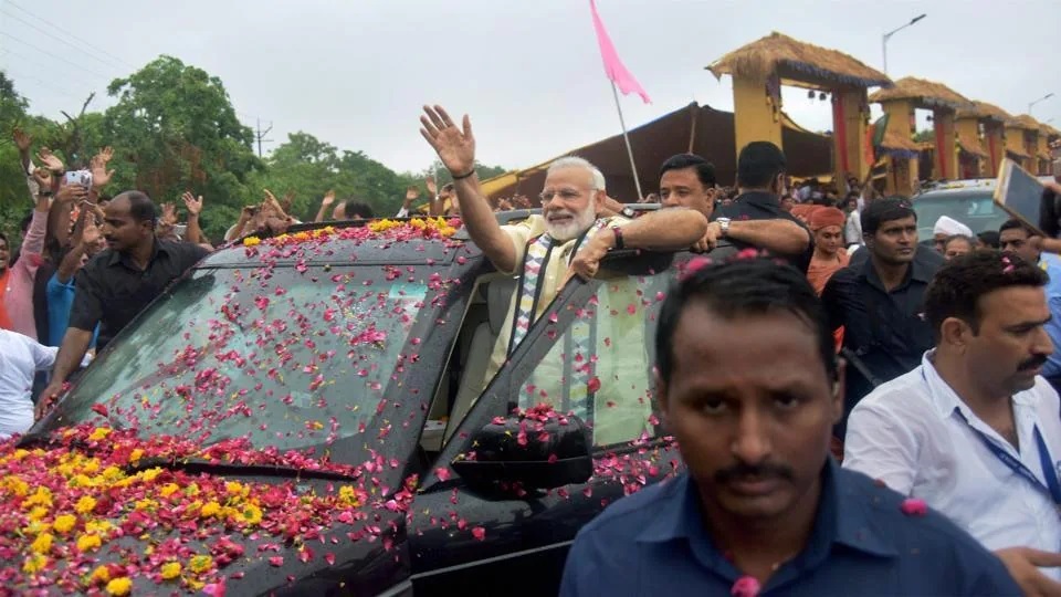 PM Modi's grand road show riding in an open jeep in Rajkot! People welcomed the Prime Minister