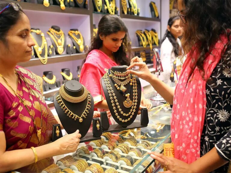 On the day of Dhanteras, the markets are crowded to buy gold and silver! Possibility of selling gold worth more than 60 crores in Ahmedabad