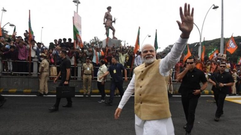 PM Modi suddenly stopped a car at a traffic signal in Bangalore so that people became happy