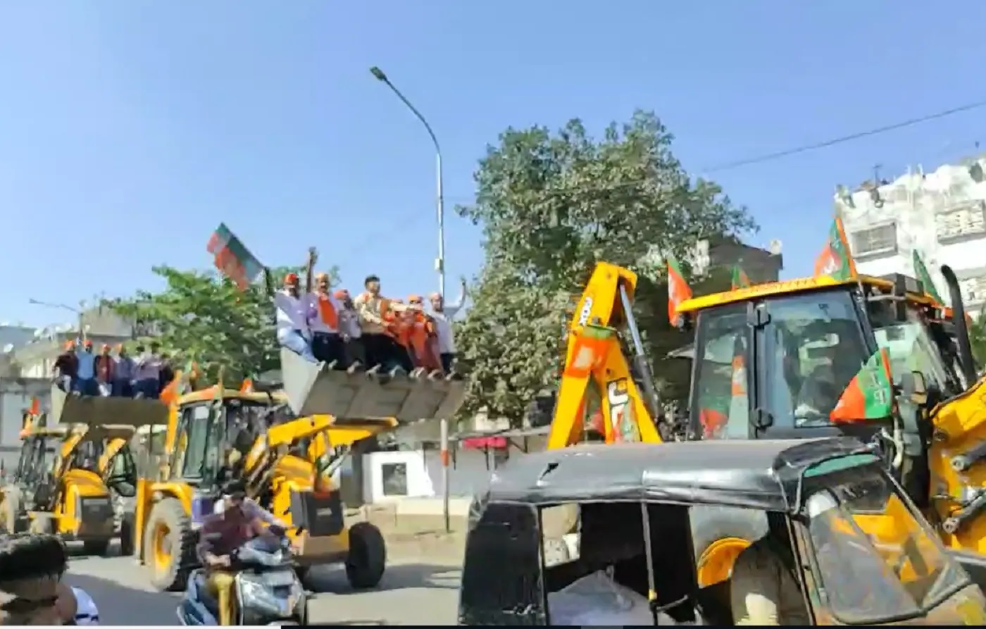 After Uttar Pradesh, Bulldozer entered the Gujarat election campaign! Campaigning with bulldozers in Surat