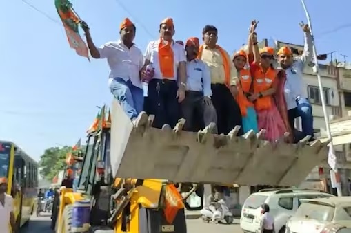 After Uttar Pradesh, Bulldozer entered the Gujarat election campaign! Campaigning with bulldozers in Surat