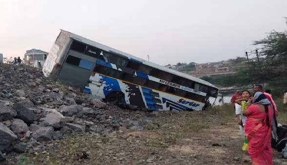 A private bus broke down near Bamanbor on the Ahmedabad highway! 15 passengers injured