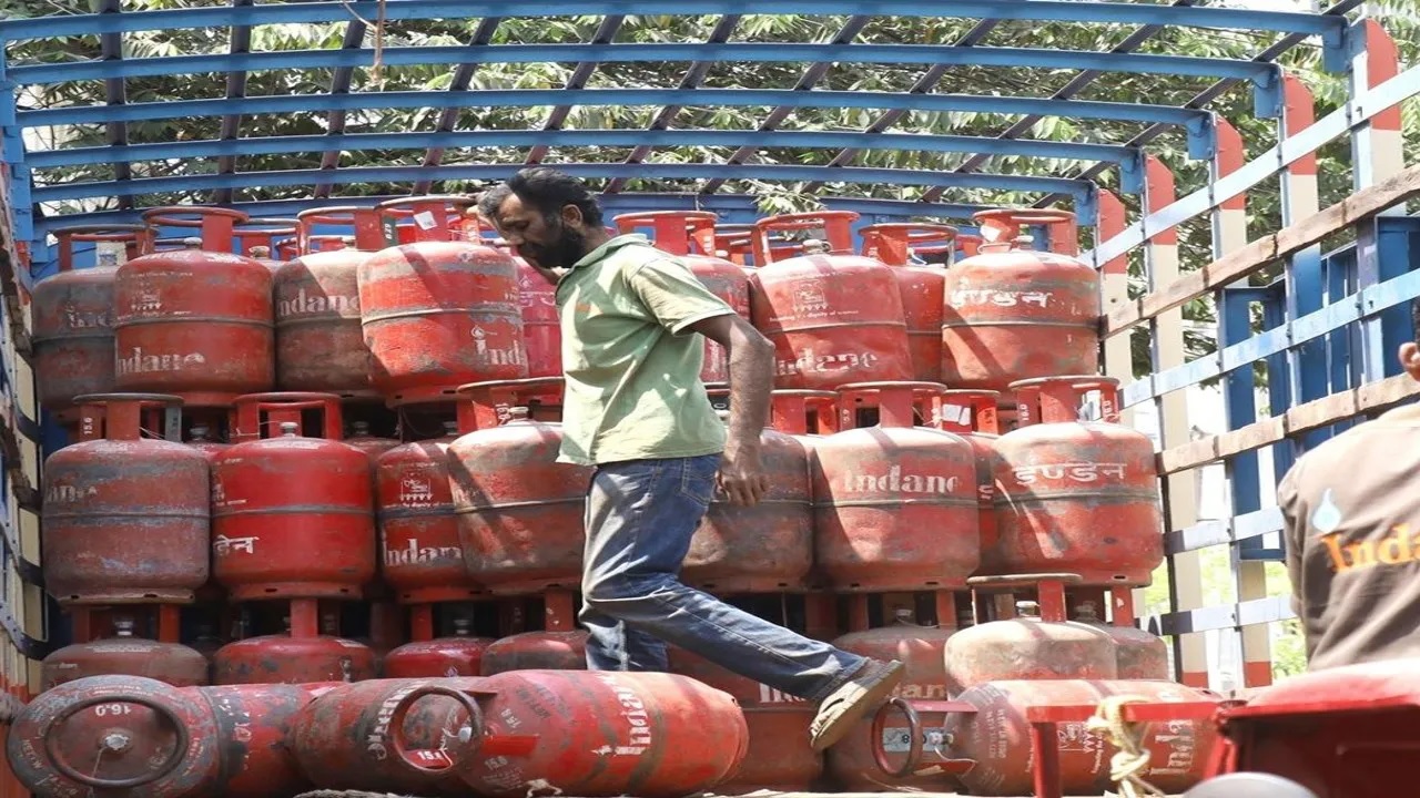 Big news for commercial gas cylinder customers! Government oil companies took a big decision: this discount was stopped