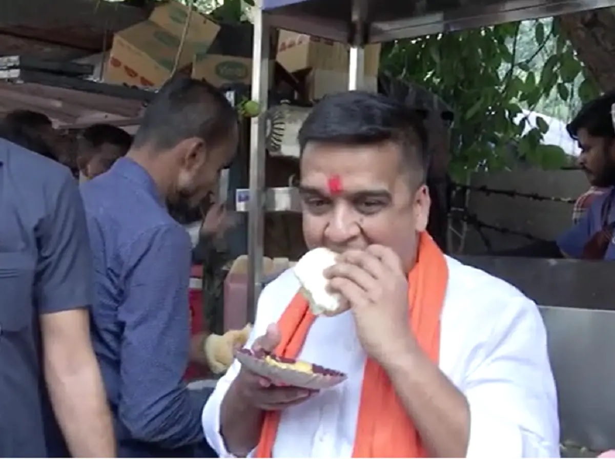 Harsh Sanghvi sought Patil's blessings before filling the nomination form; Vadapav eaten on the lorry
