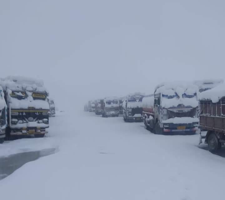 Heavy snowfall in Kashmir! Vehicular movement was stopped