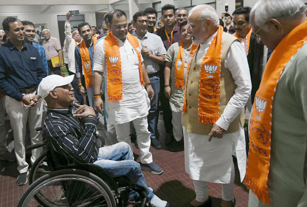 PM Modi suddenly reached the party office late at night, the workers got emotional, discussed the strategy