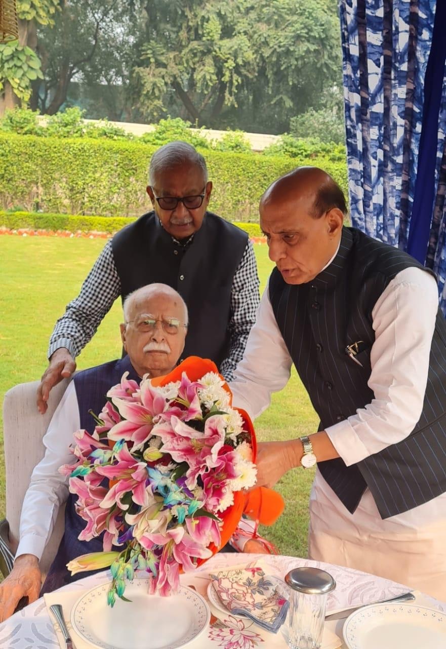 Prime Minister Modi came to wish senior BJP leader Advani on his birthday