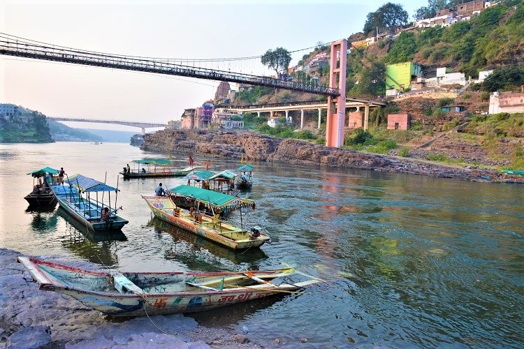The family of Surat met with an accident in Omkareshwar! A mother and a 6-year-old child died after a boat carrying 15 people drowned in the river