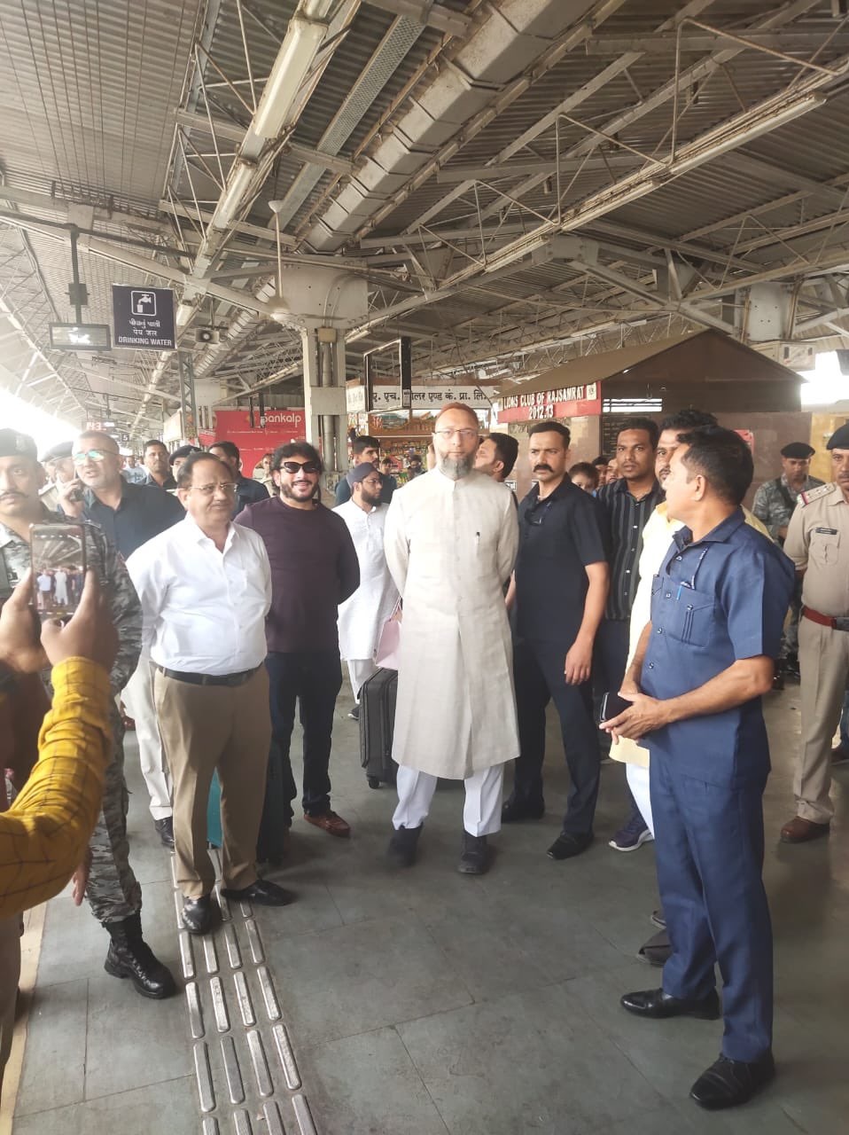 The talk of stone pelting on the train while Owaisi was going to Surat is wrong! Railways gave this answer