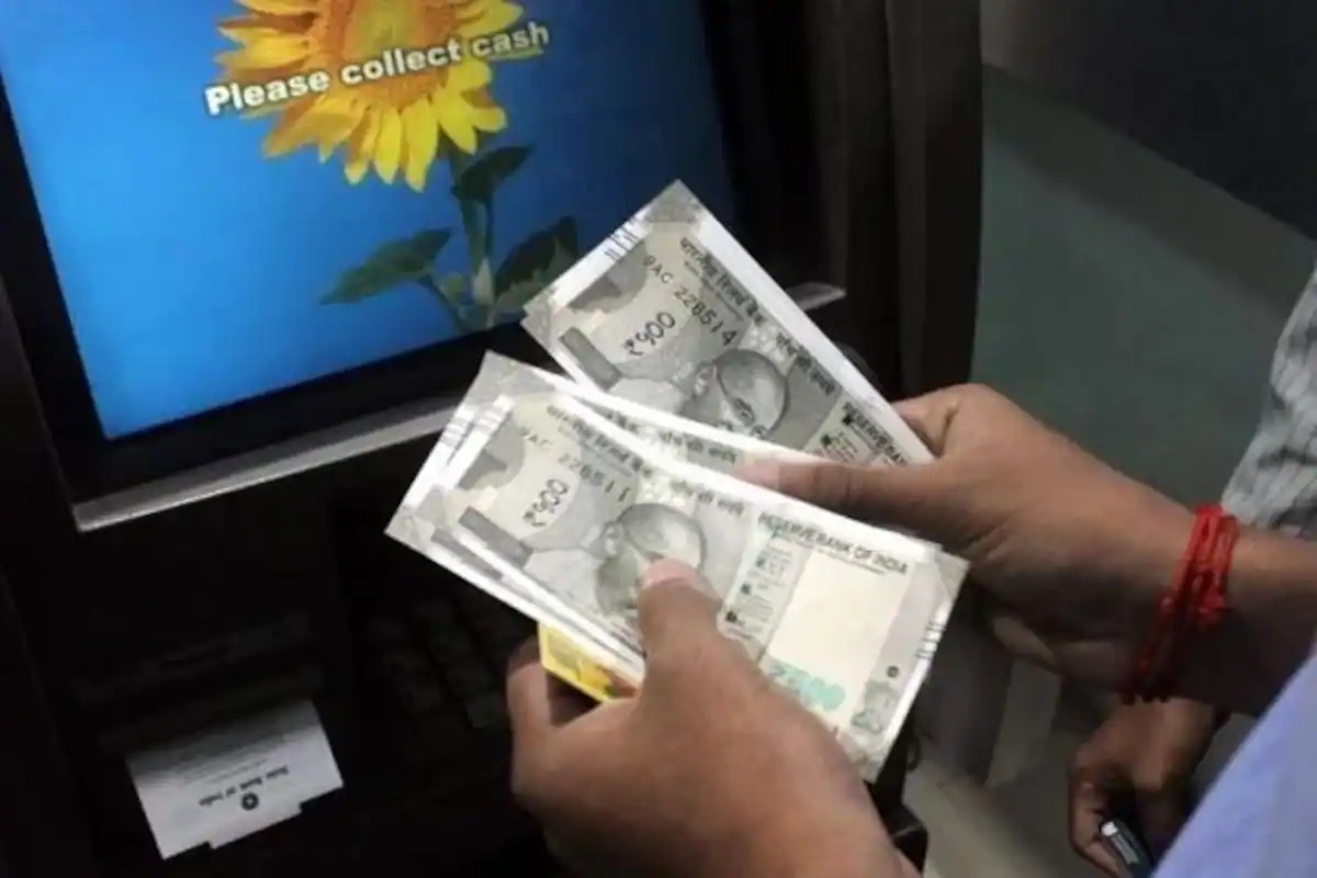 Strange case! 500 notes started coming out instead of 100 in an ATM in Surat! People filled their pockets