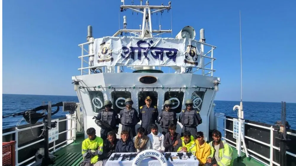 a-pakistani-boat-was-caught-with-drugs-worth-300-crores-including-arms-ammunition