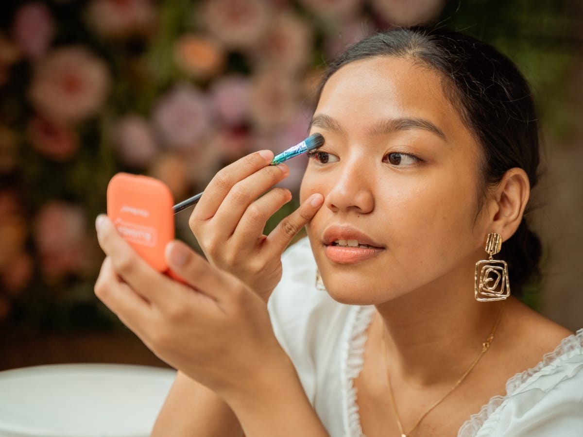 follow-these-5-easy-steps-to-convert-eyeshadow-into-colorful-eyeliner