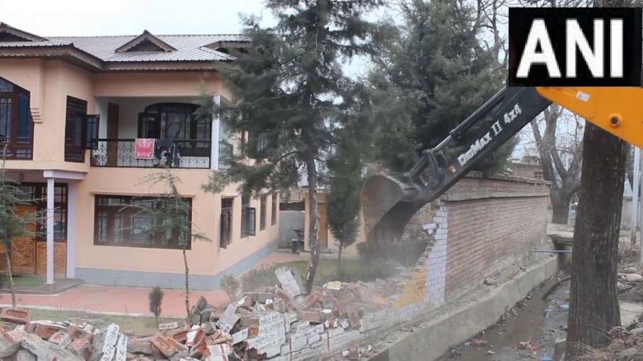 in-kashmir-a-bulldozer-was-used-on-the-terrorists-house-the-wall-was-demolished