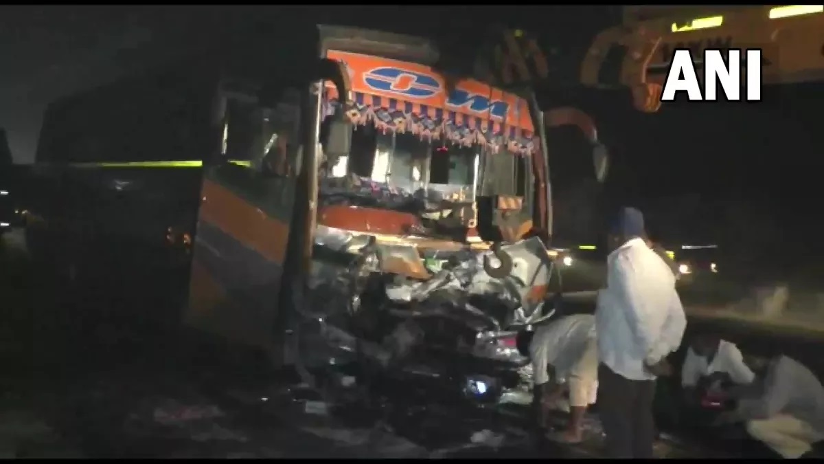 major-accident-in-gujarats-navsari-9-people-died-in-bus-collision-with-car-accident