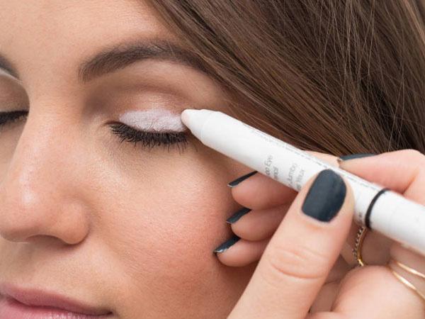 follow-these-5-easy-steps-to-convert-eyeshadow-into-colorful-eyeliner