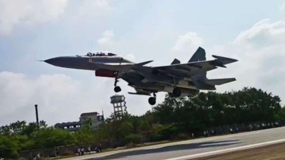 now-the-air-forces-fighter-aircraft-will-land-on-the-highway-after-successful-testing-of-the-emergency-landing-facility-on-nh-16