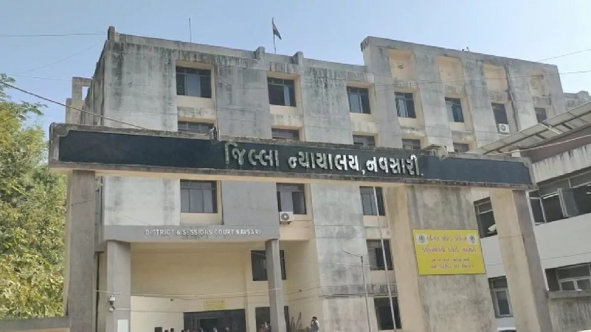 first-slippers-in-gujarat-court-now-stone-attack-on-judge-questions-raised-on-police-performance