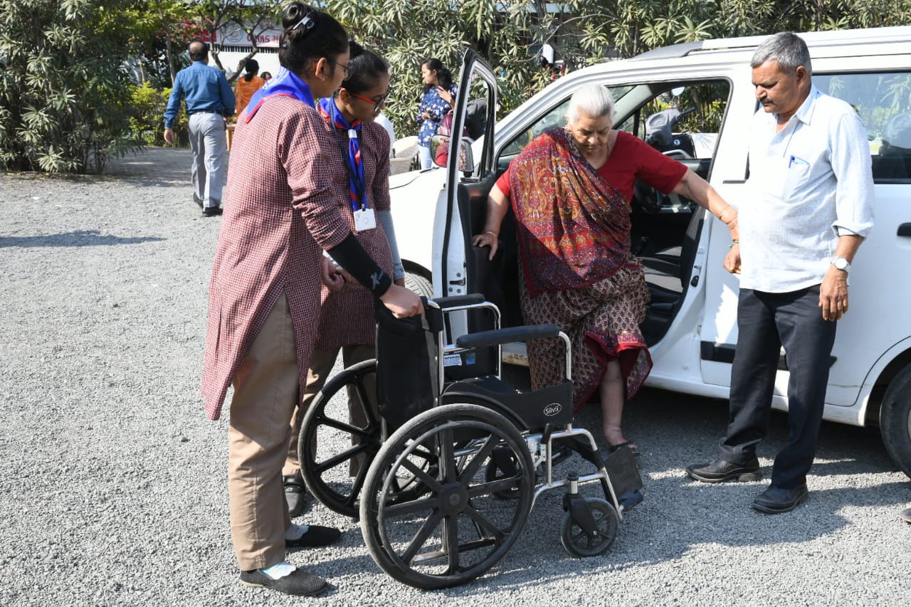 https://www.mukhyasamacharnews.com/with-vigor-and-passion-divyang-buzurgo-reached-the-polling-booth-with-the-support-of-a-wheelchair-and-a-cane/