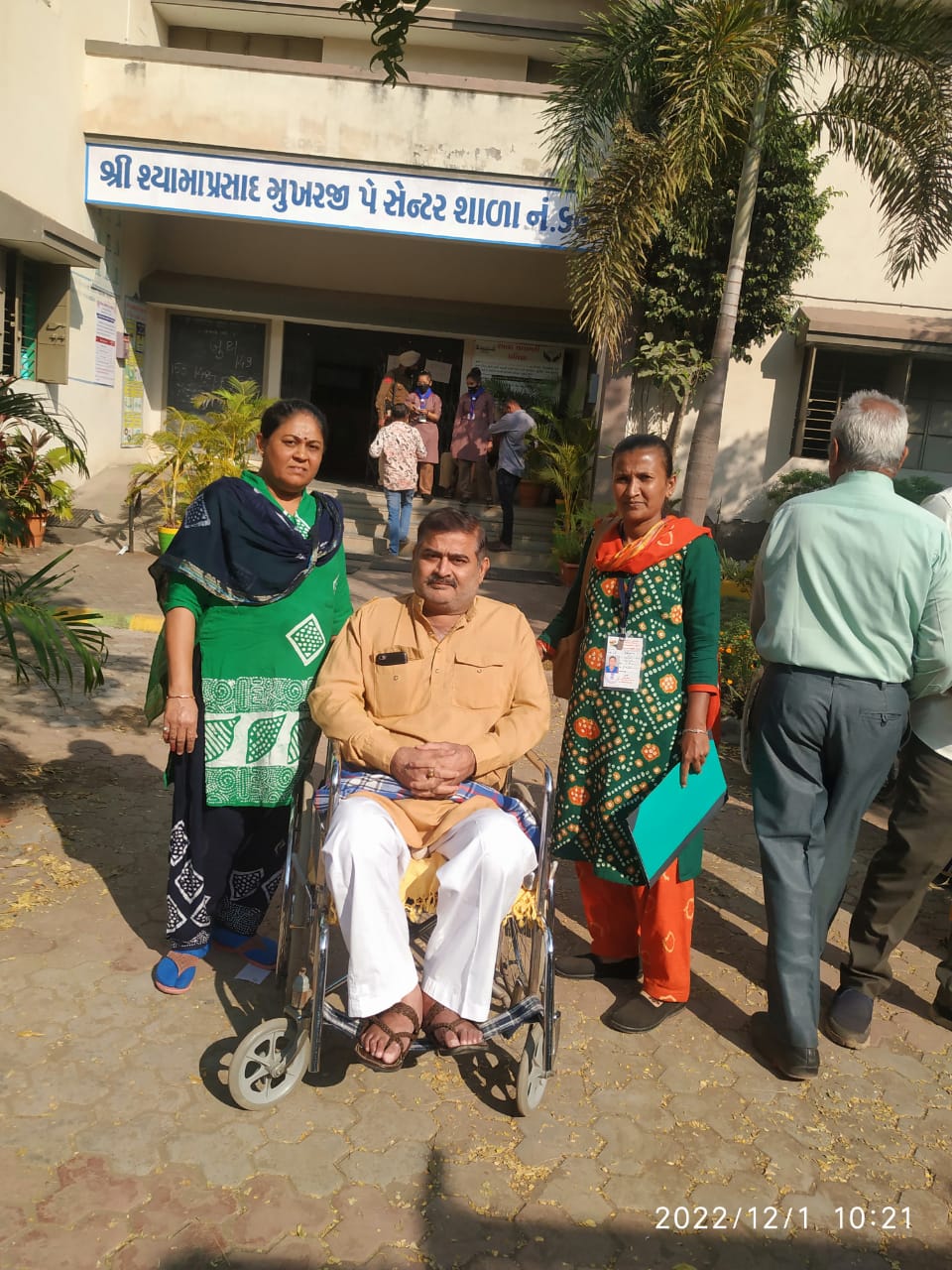 https://www.mukhyasamacharnews.com/with-vigor-and-passion-divyang-buzurgo-reached-the-polling-booth-with-the-support-of-a-wheelchair-and-a-cane/