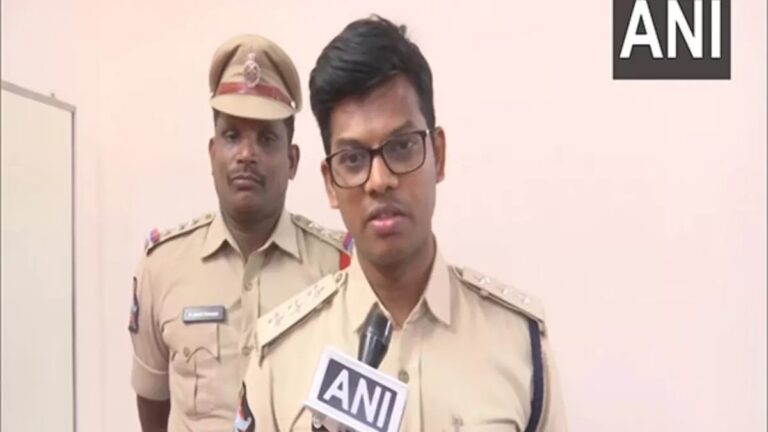 police-arrested-a-fake-income-tax-officer-in-vijayawada-andhra-pradesh