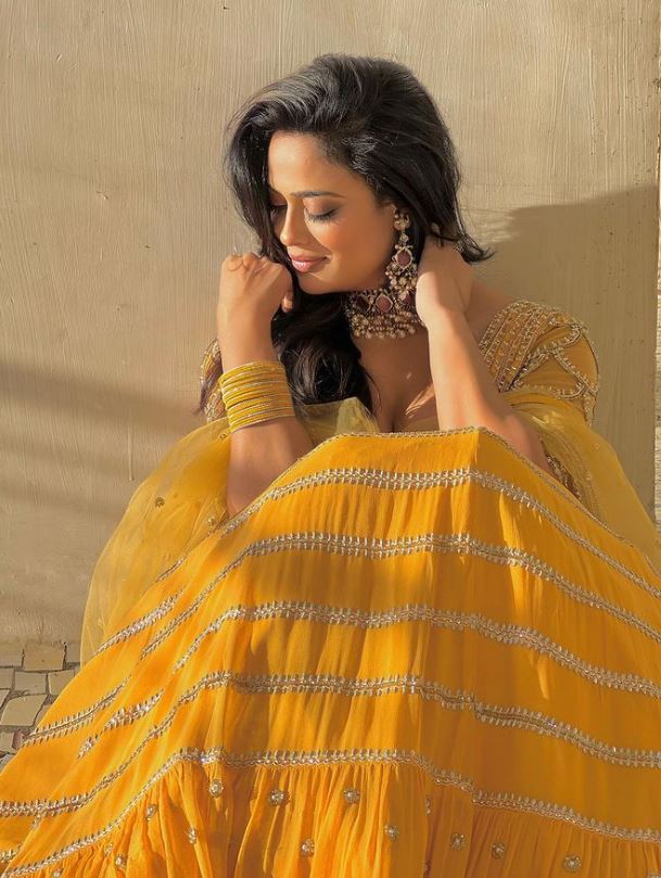 If you want to look young like this star, carry a traditional outfit in this style