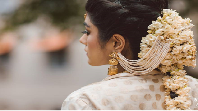 Apply gajra in these 8 ways to get the best look