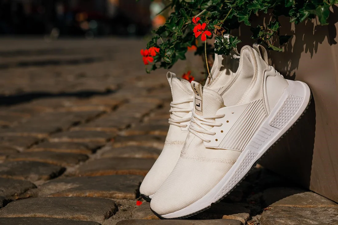 Are the white shoes dirty? Raunak will come back easily, just have to do this work