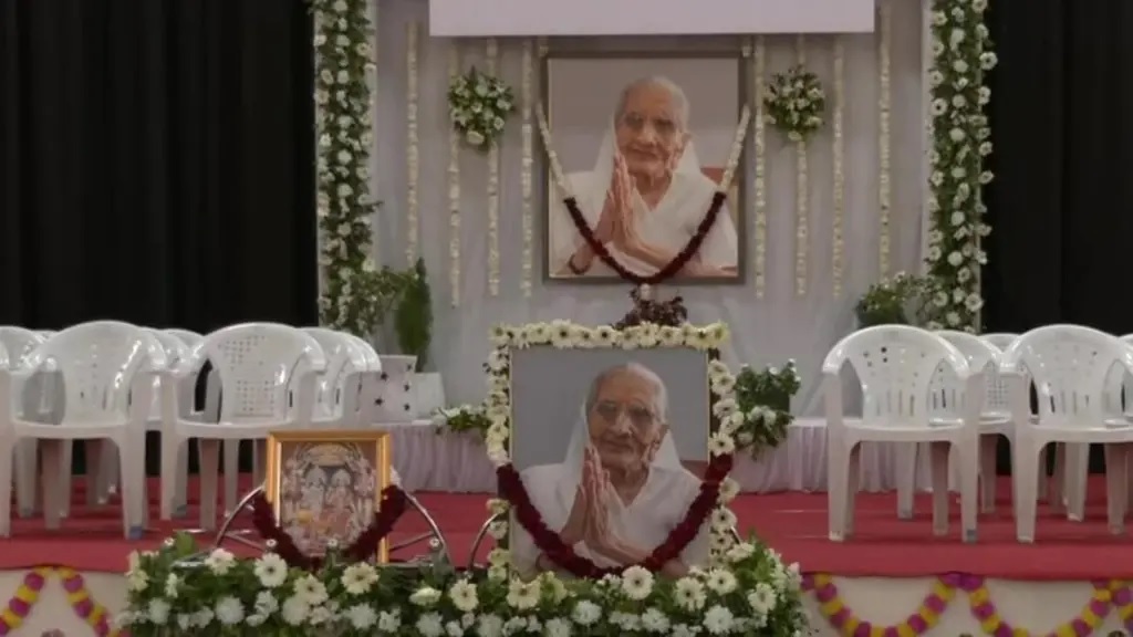 prayer-meeting-organized-in-memory-of-pm-modis-mother-heeraba-attended-by-many-politicians-and-well-wishers